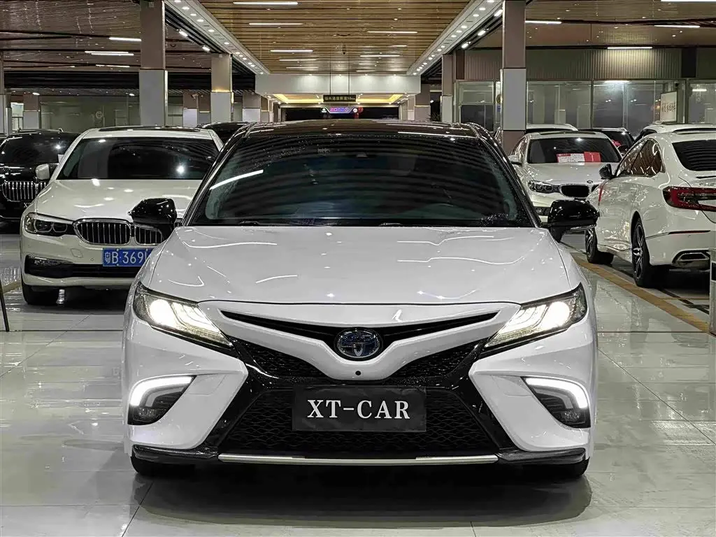 Toyota Camry 2019 — Photo 2/13