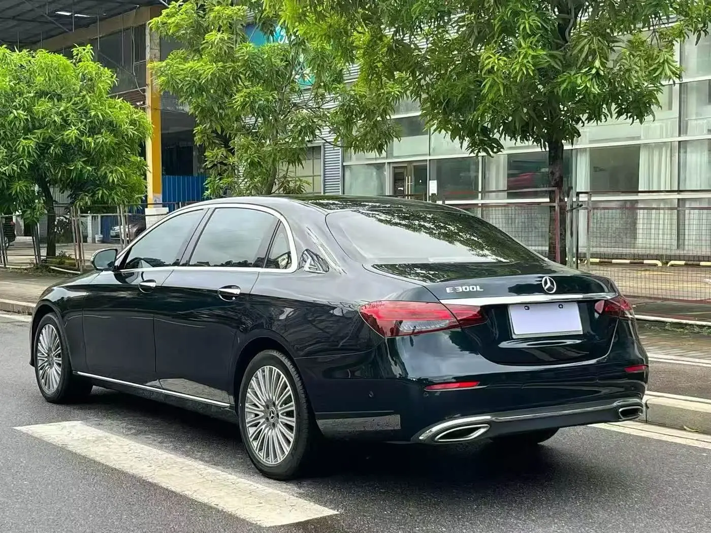 Mercedes-Benz E-Class 2023 — Photo 7/8
