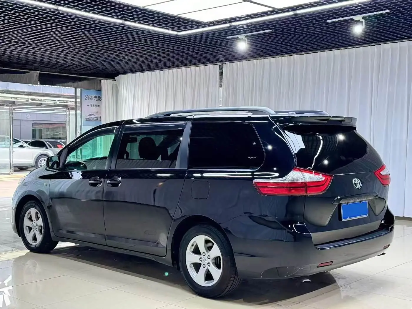 Toyota Sienna 2015 — Şəkil 3/15