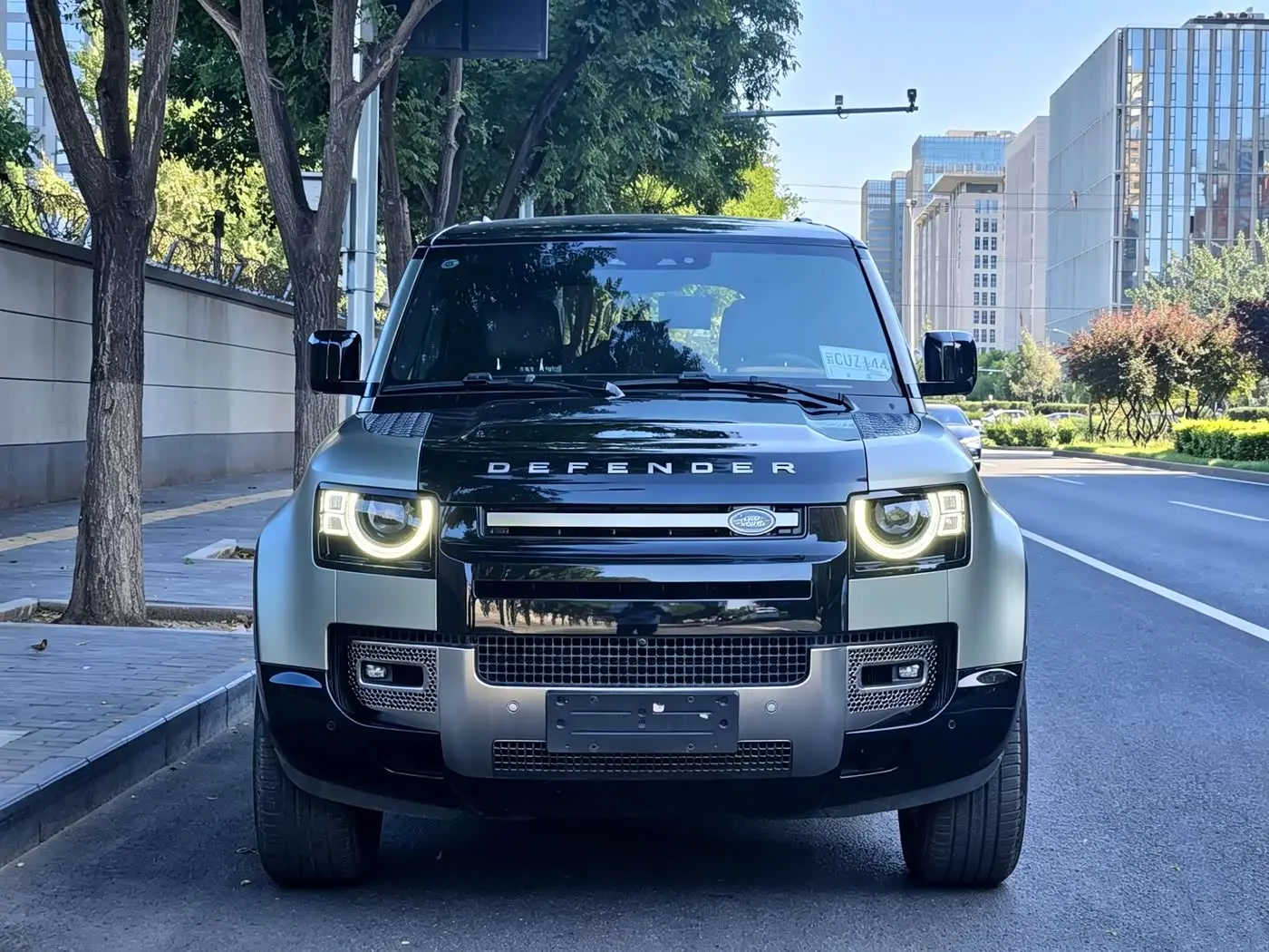 Land Rover Defender 2023 — Фото 4/20