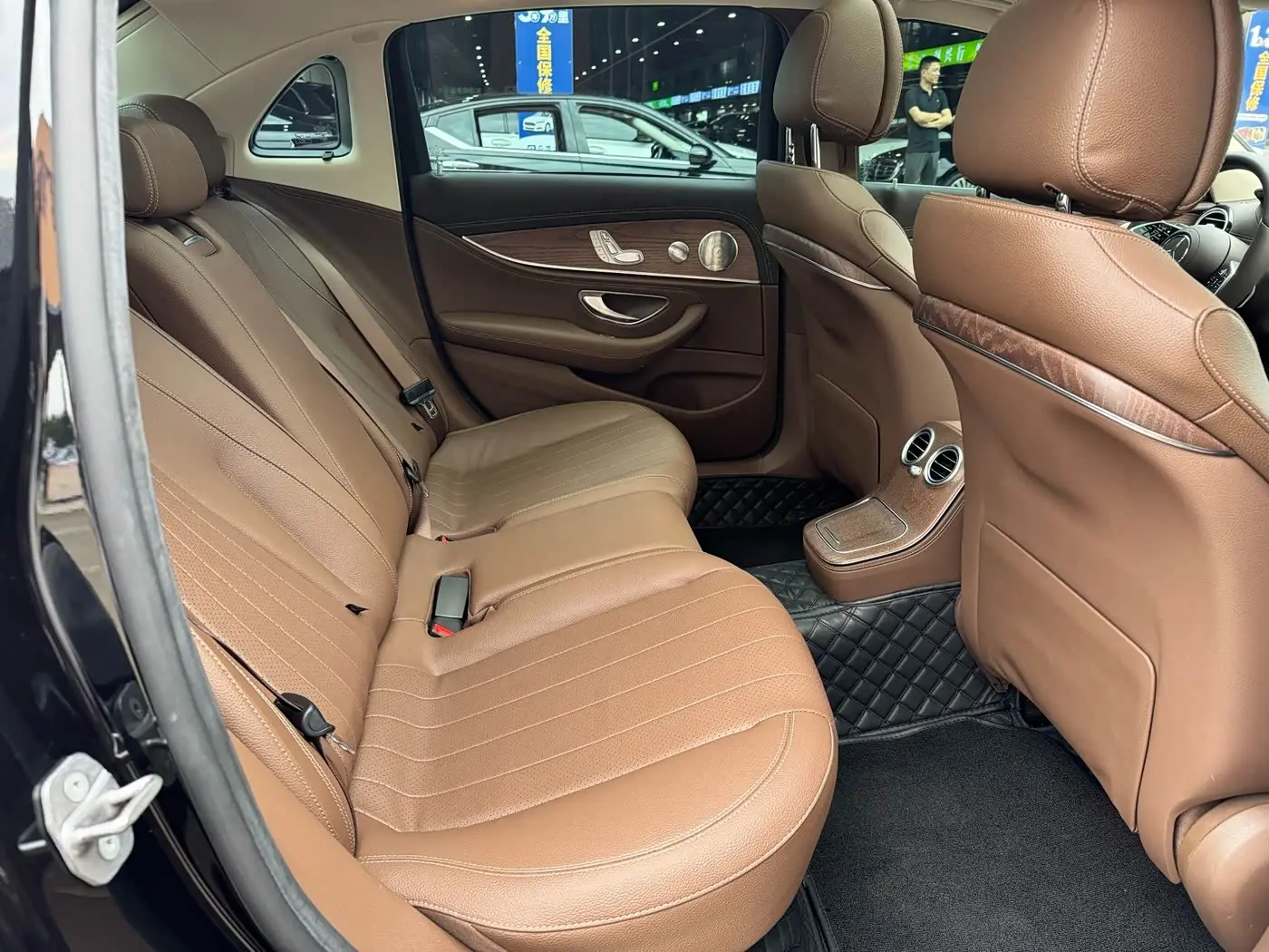 Mercedes-Benz E-Class 2022 — Photo 9/17