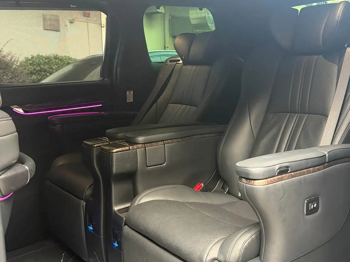 Toyota Alphard 2021 — Şəkil 8/11