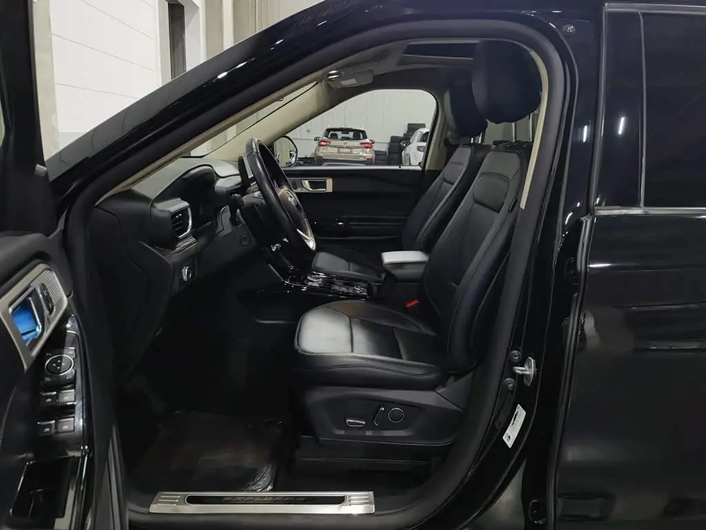 Ford Explorer 2021 — Photo 10/20
