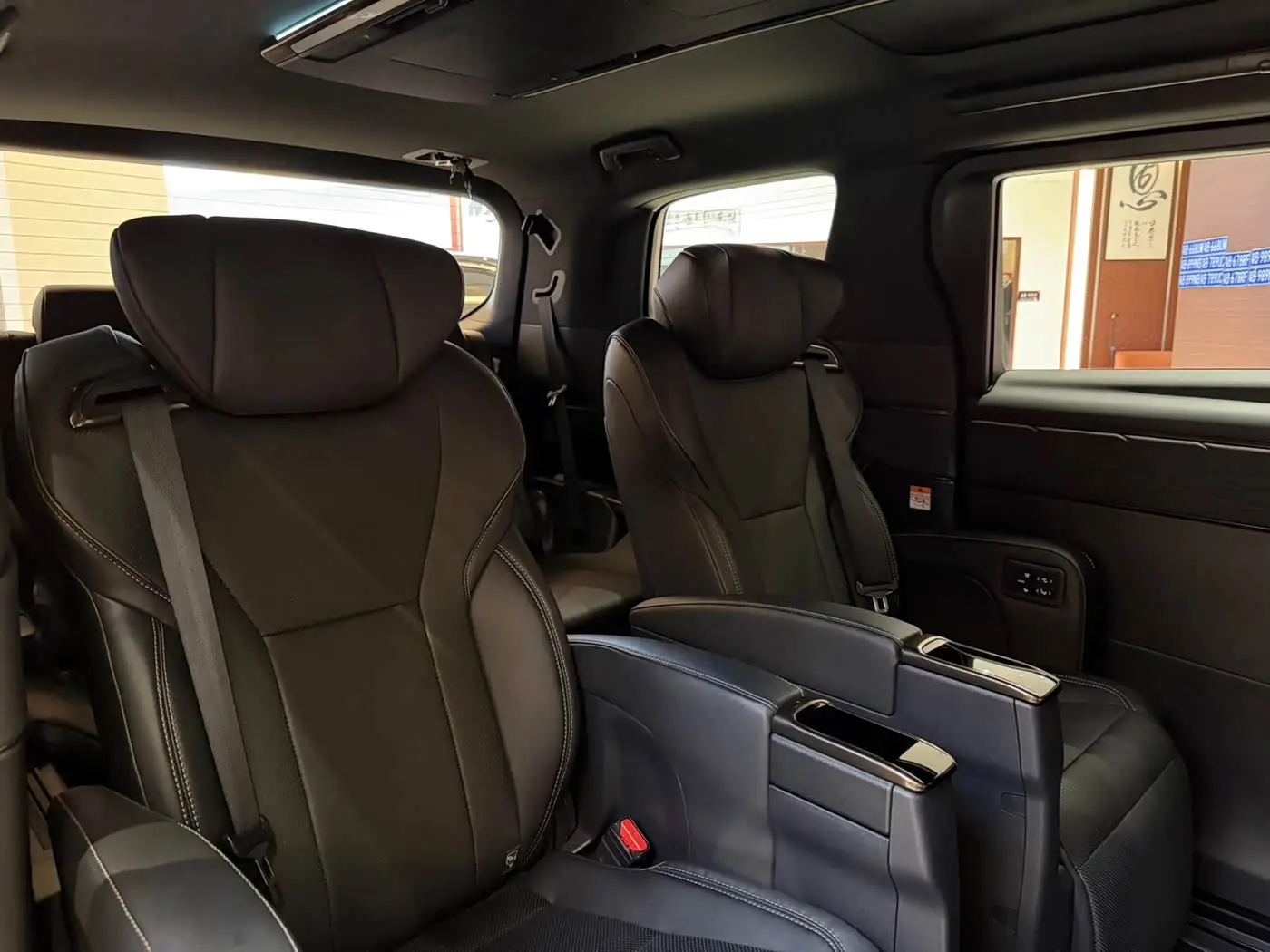 Toyota Alphard 2026 — Photo 9/11
