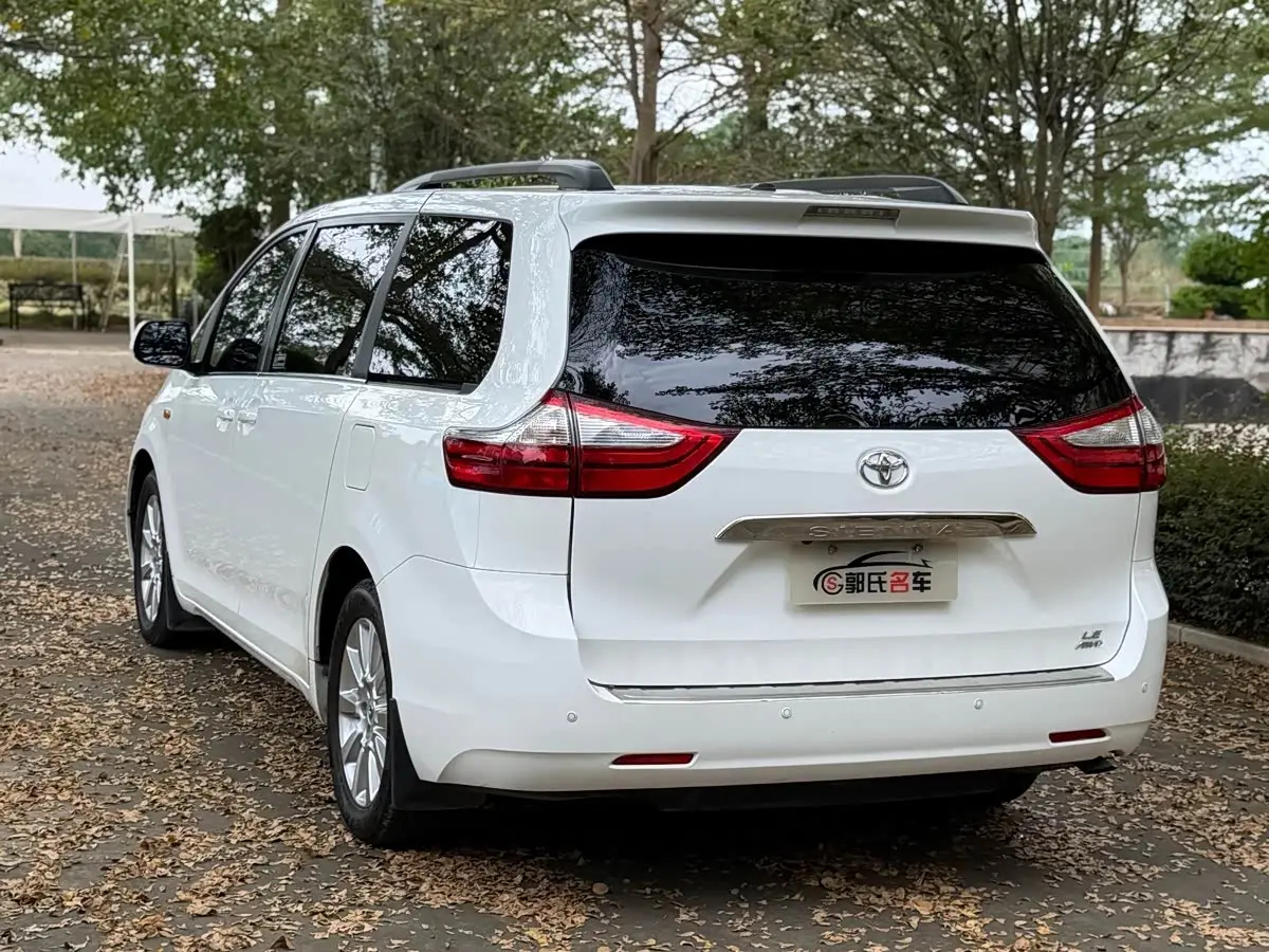 Toyota Sienna 2016 — Photo 8/20