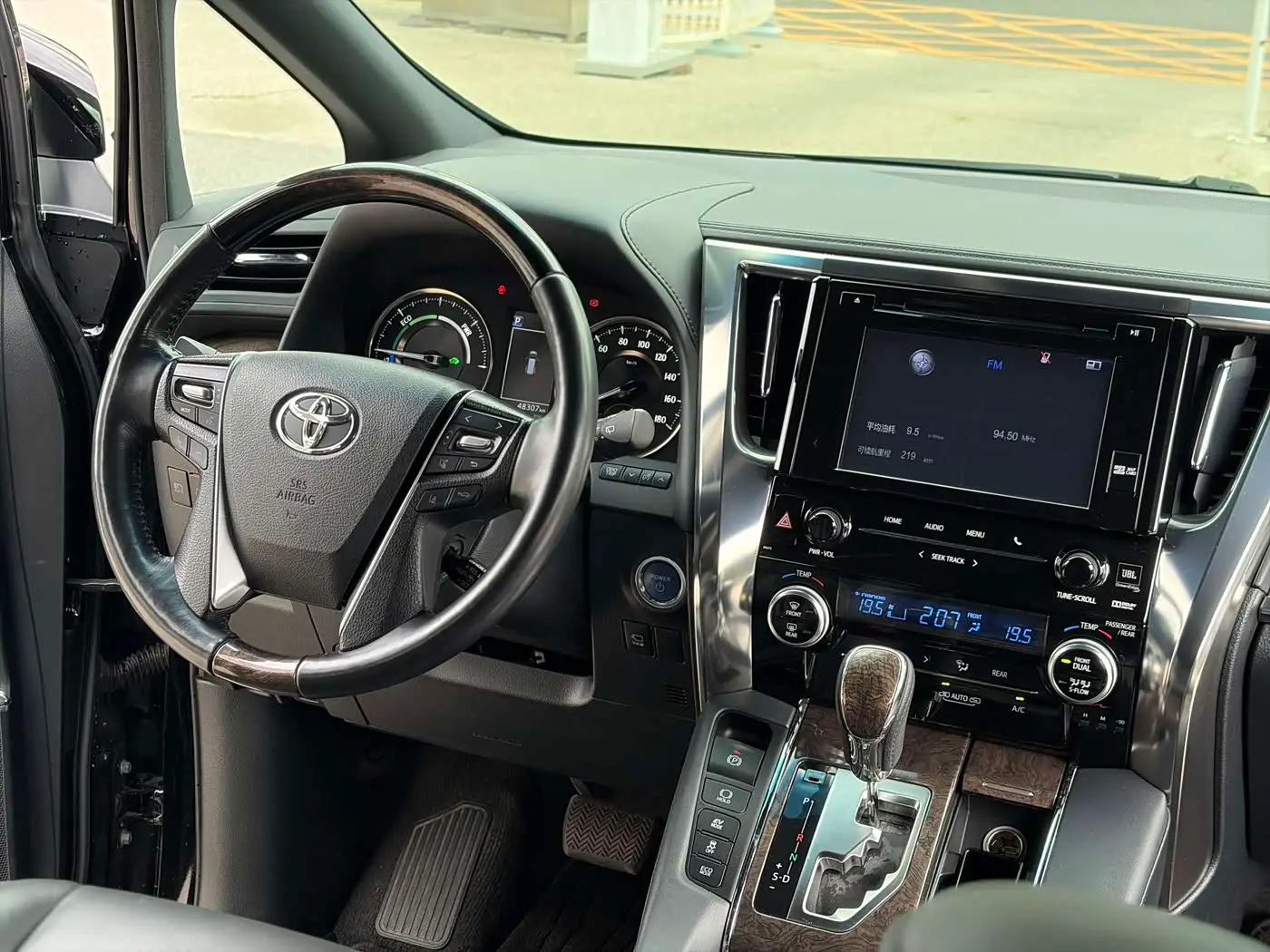 Toyota Alphard 2019 — Photo 12/14