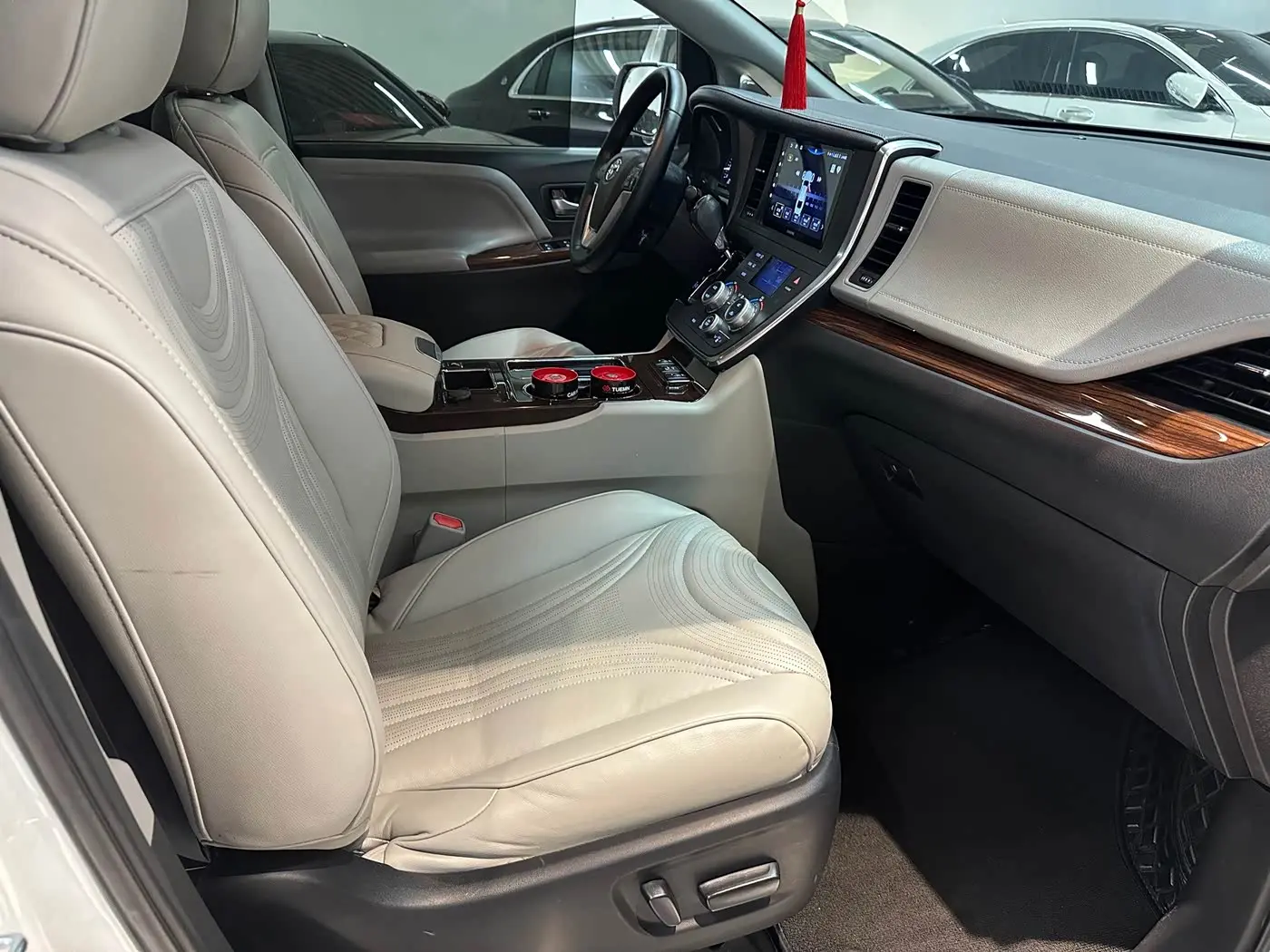 Toyota Sienna 2017 — Şəkil 9/17