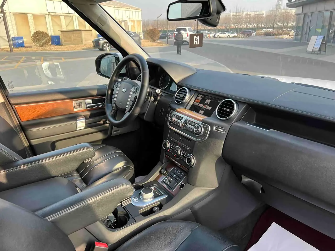 Land Rover Discovery 2016 — Photo 12/13
