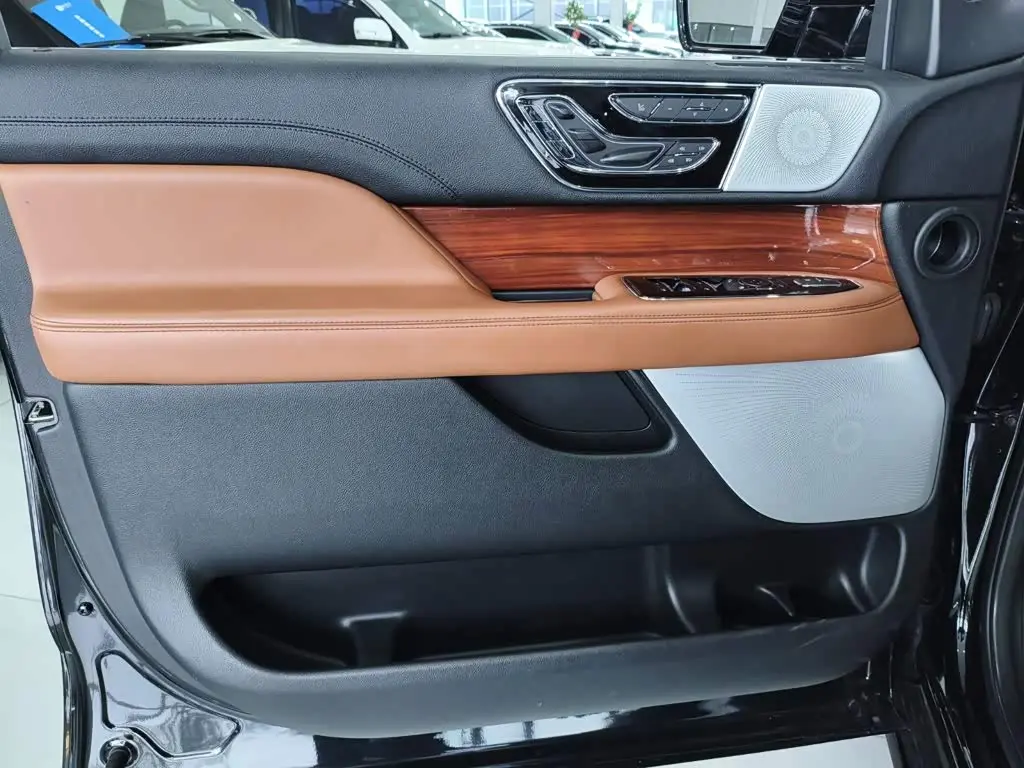 Lincoln Navigator 2022 — Photo 7/17