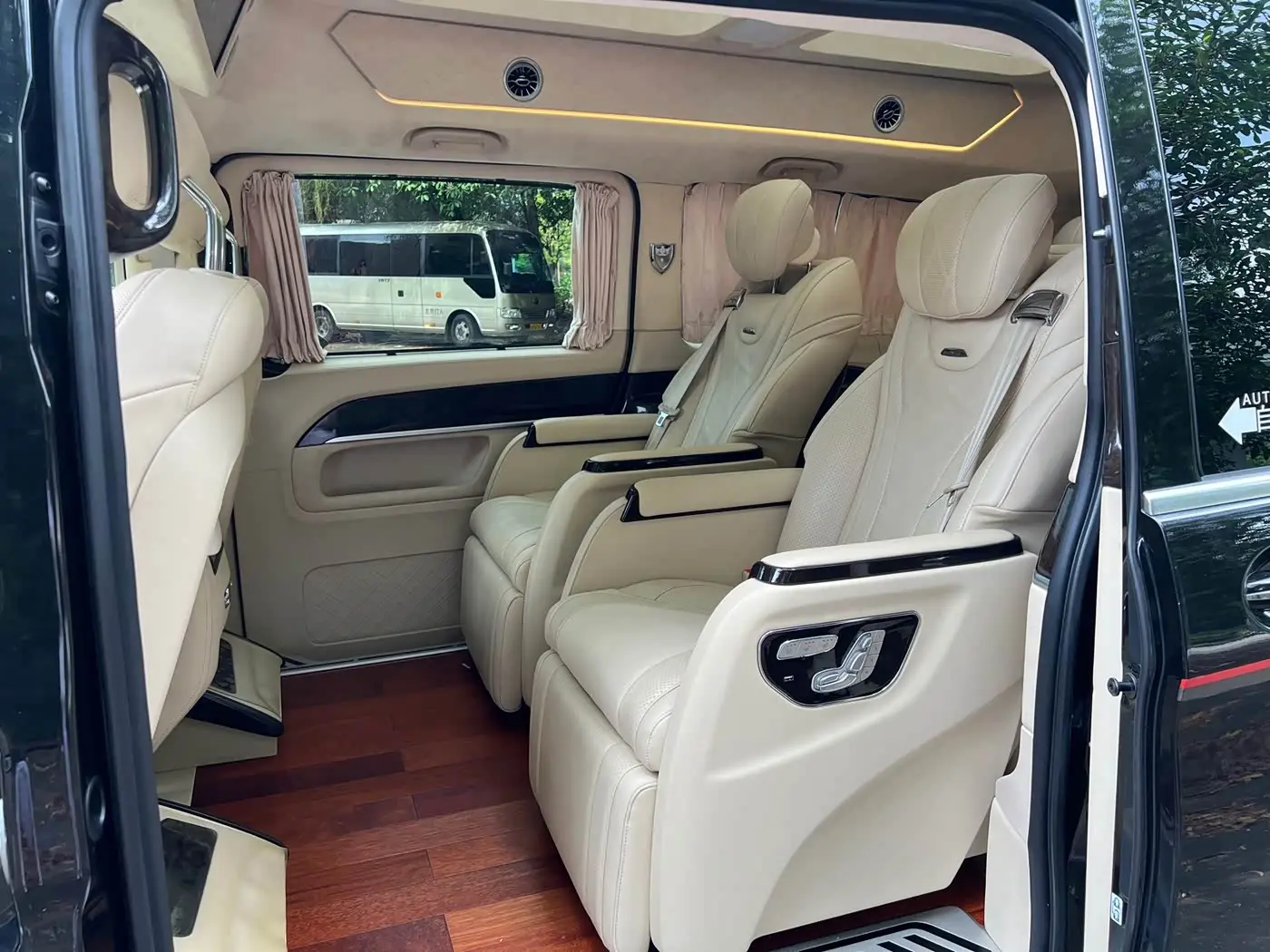 Mercedes-Benz V-Class 2021 — Photo 5/20