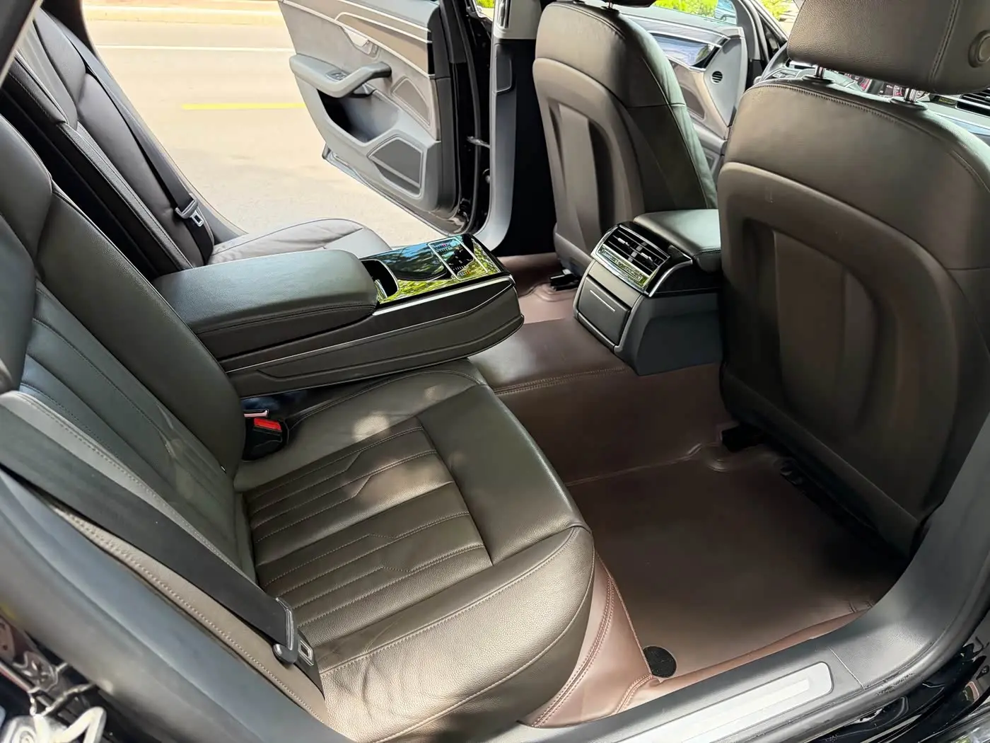 Audi A8 2018 — Photo 9/14