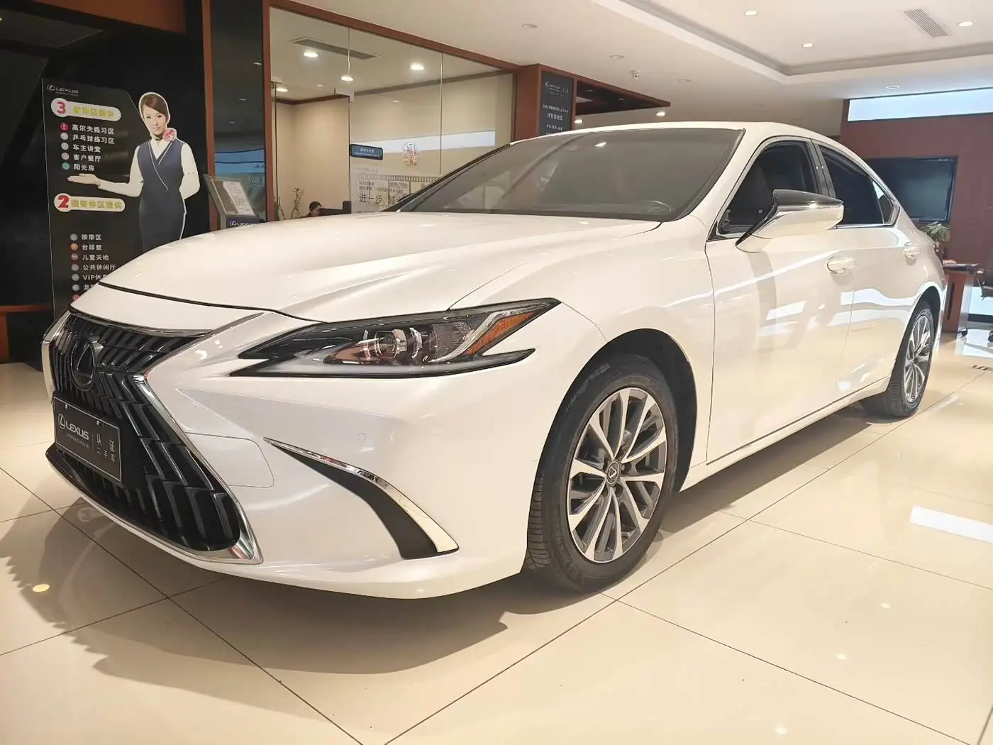 Lexus ES 2024 — Photo 1/8