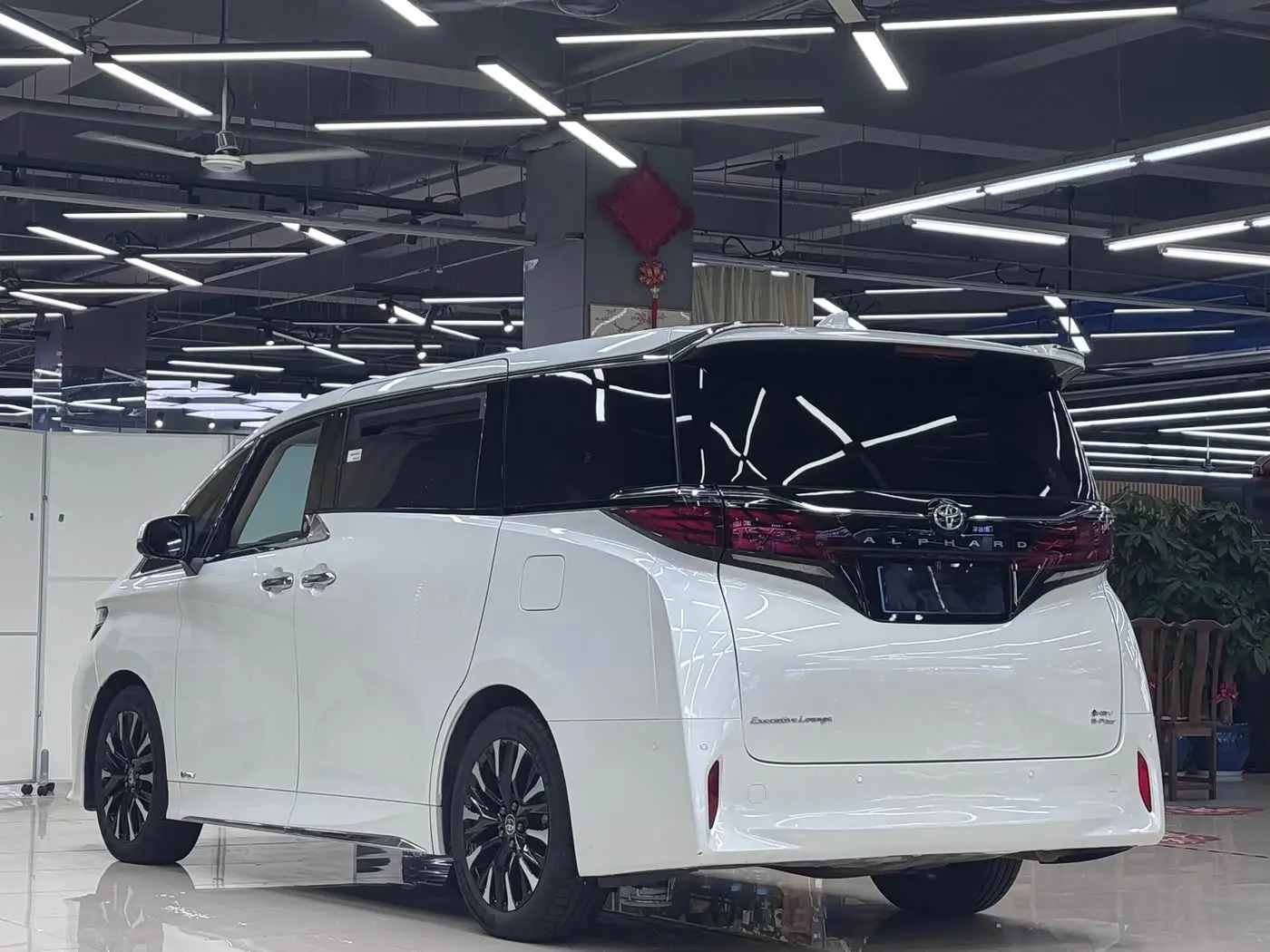 Toyota Alphard 2023 — Photo 4/17