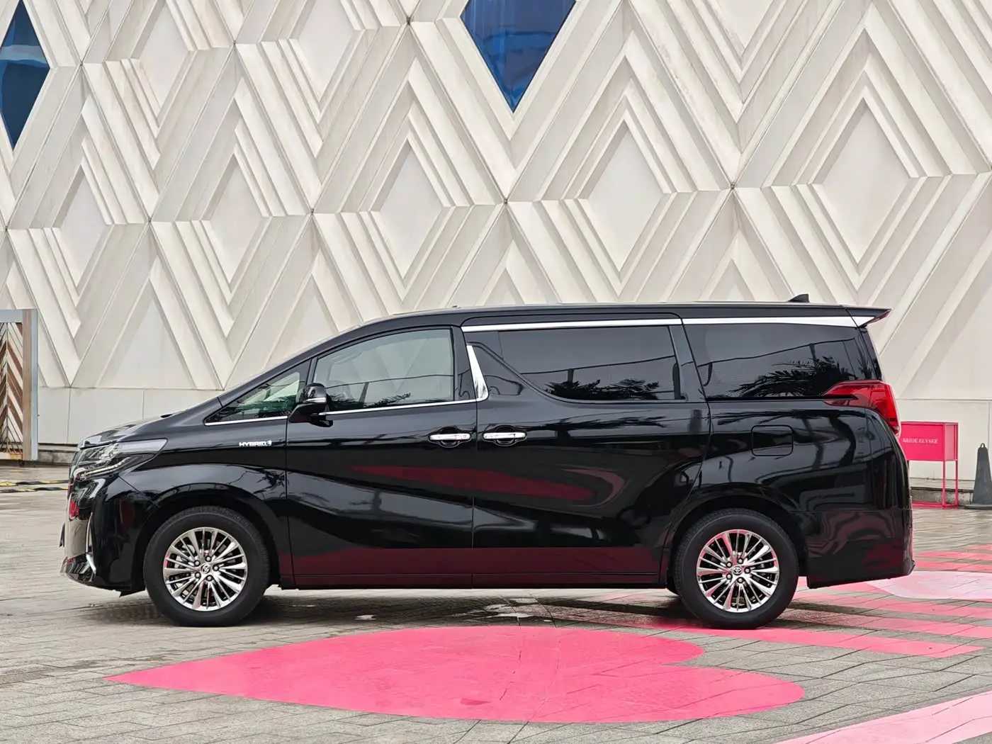 Toyota Alphard 2023 — Photo 7/20