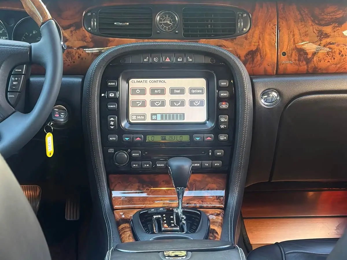 Jaguar XJ 2008 — Şəkil 13/19