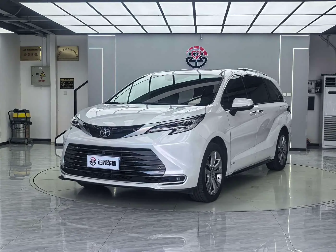 Toyota Sienna 2025 — Şəkil 1/17