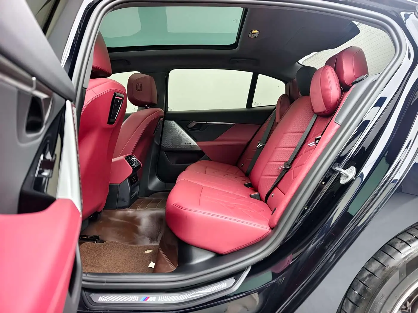 BMW 5 Series 2025 — Photo 12/17