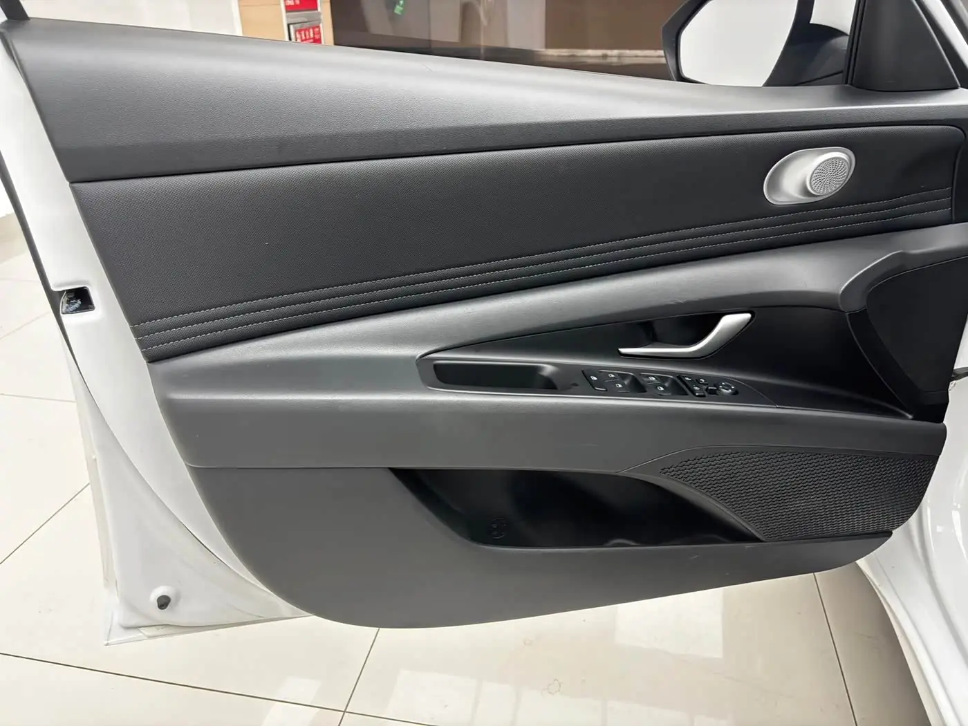 Hyundai Elantra 2023 — Şəkil 12/19