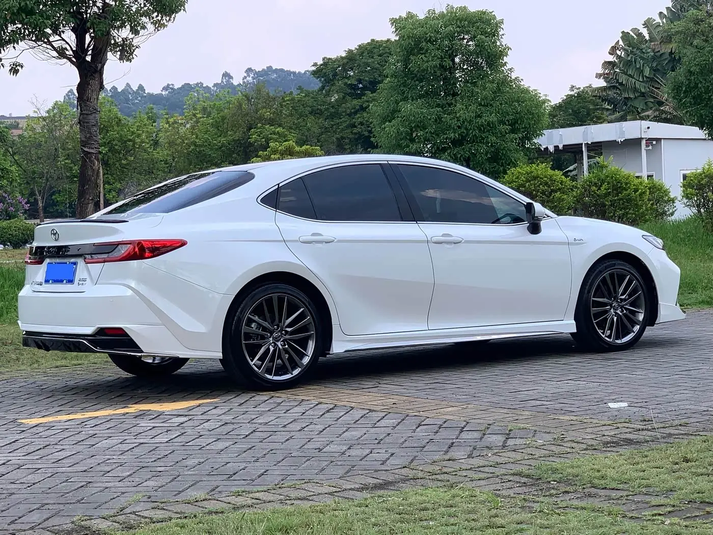 Toyota Camry 2025 — Photo 6/17