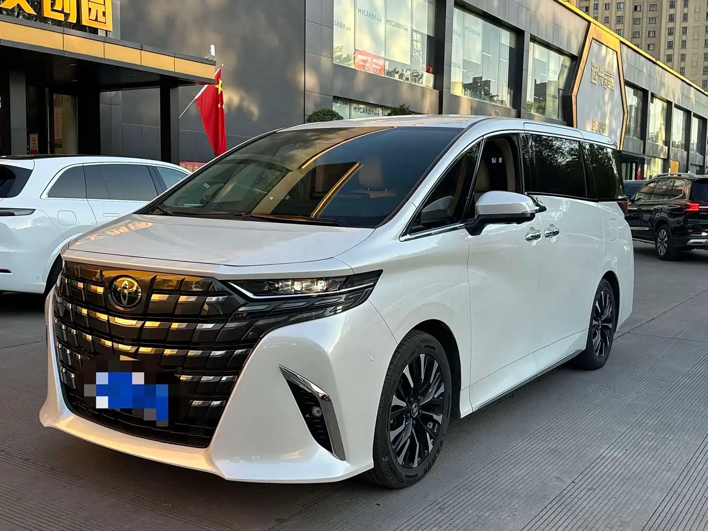 Toyota Alphard 2023 — Фото 1/6