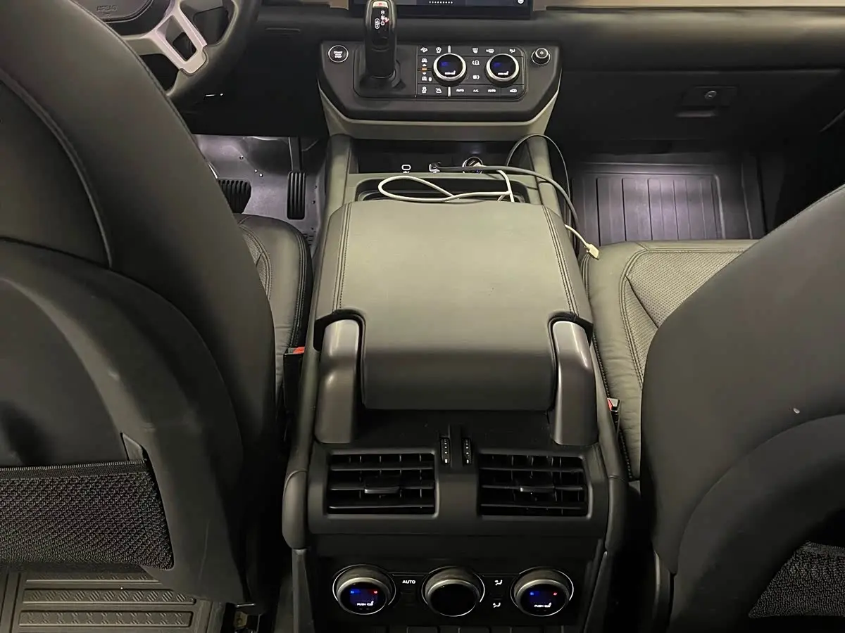 Land Rover Defender 2023 — Фото 8/16