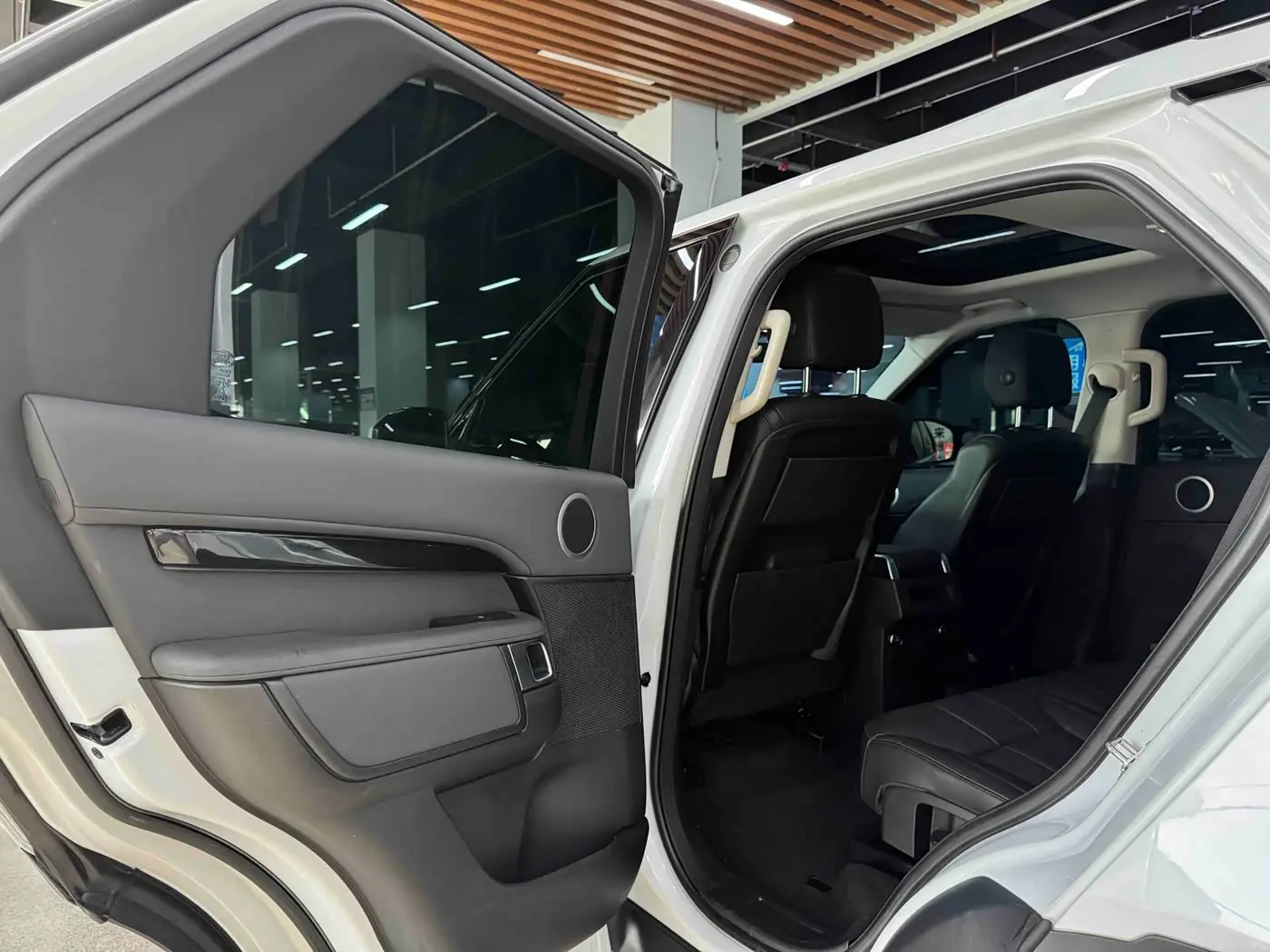 Land Rover Discovery 2018 — Photo 13/18