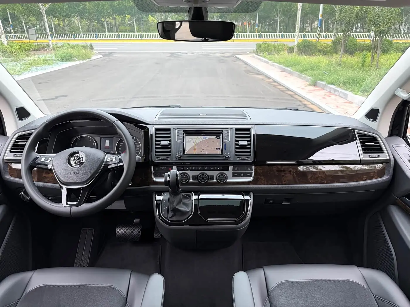 Volkswagen Multivan 2017 — Photo 7/20
