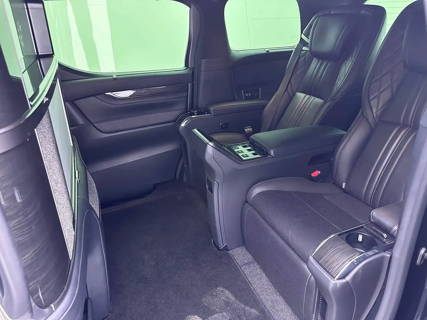 Lexus LM 2021 — Photo 18/20