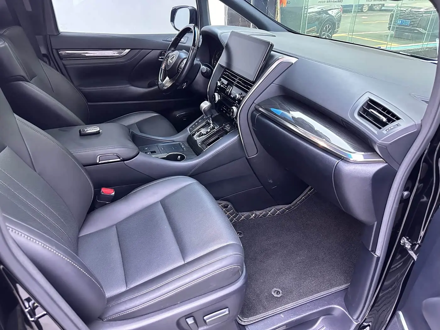 Lexus LM 2021 — Photo 19/20