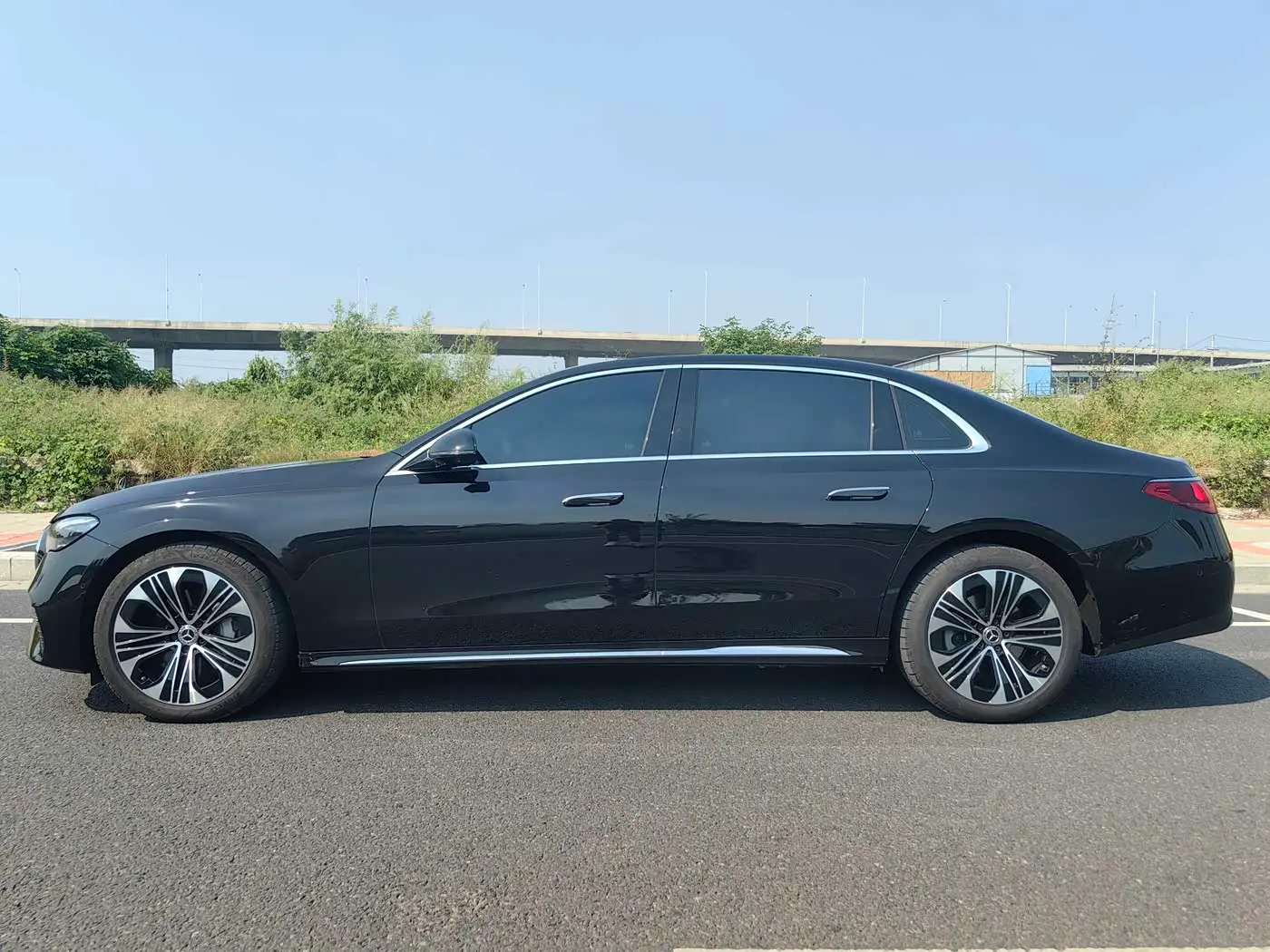Mercedes-Benz E-Class 2025 — Photo 7/12