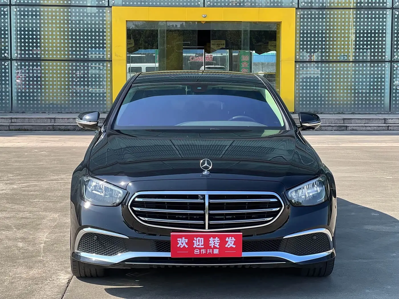 Mercedes-Benz E-Class 2023 — Photo 2/9