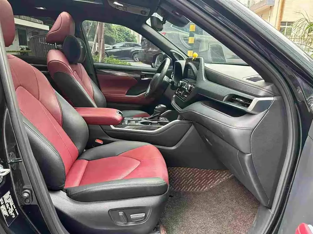 Toyota Crown Kluger 2023 — Photo 8/10