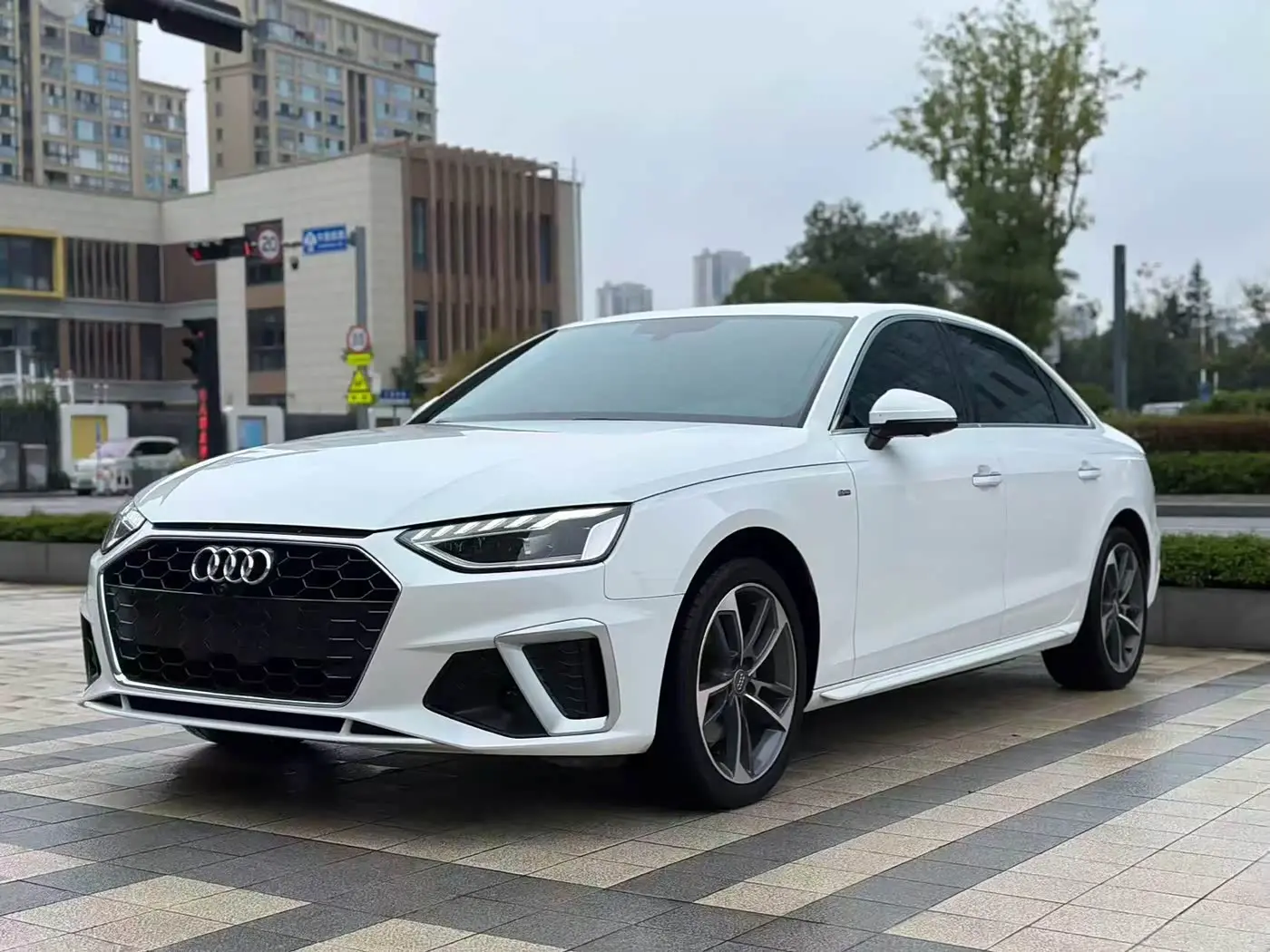 Audi A4L 2021 — Фото 1/9