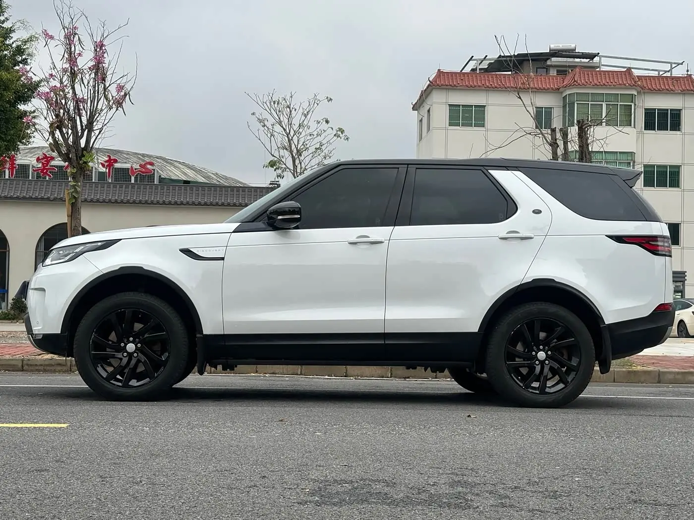 Land Rover Discovery 2017 — Фото 18/18