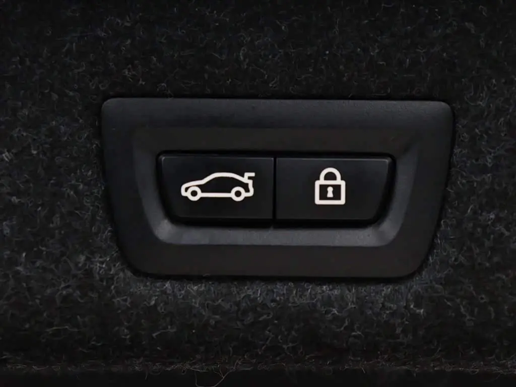 BMW 5 Series New Energy 2023 — Photo 11/20