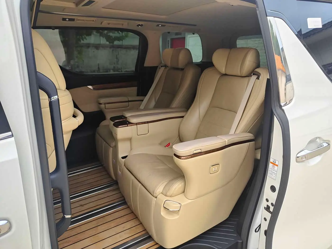 Toyota Alphard 2018 — Photo 9/16