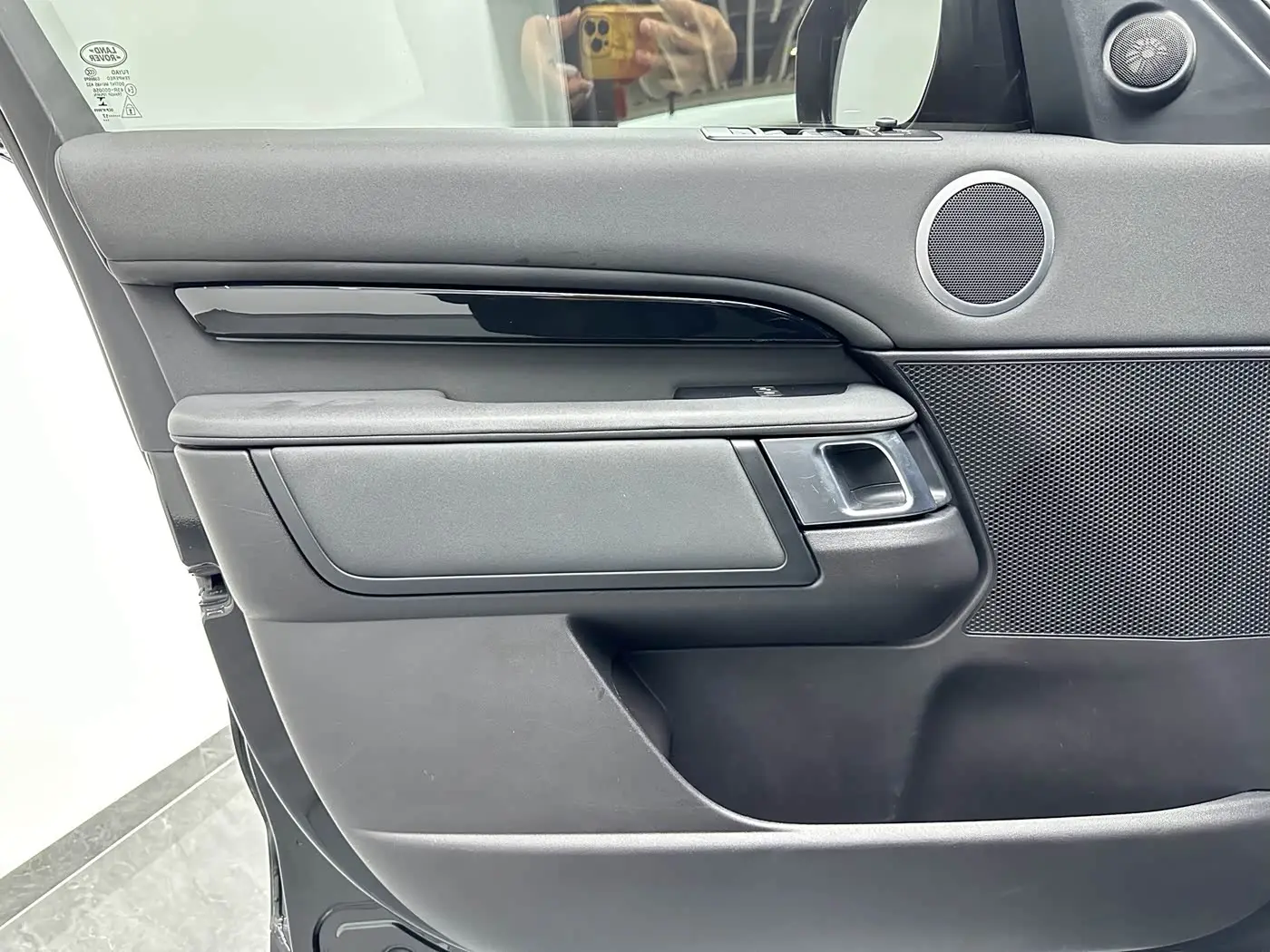 Land Rover Discovery 2017 — Photo 16/20