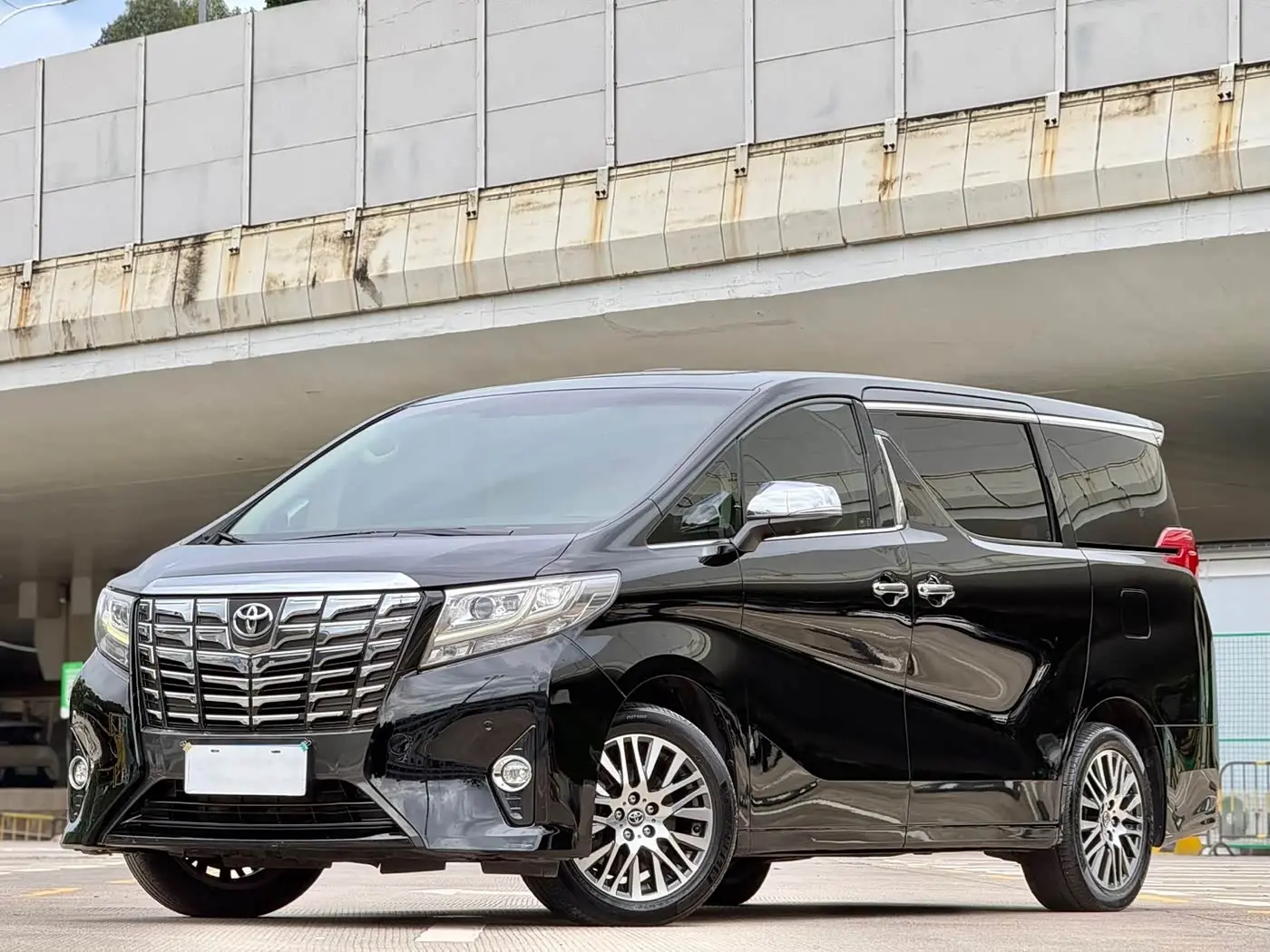 Toyota Alphard 2017 — Фото 1/16
