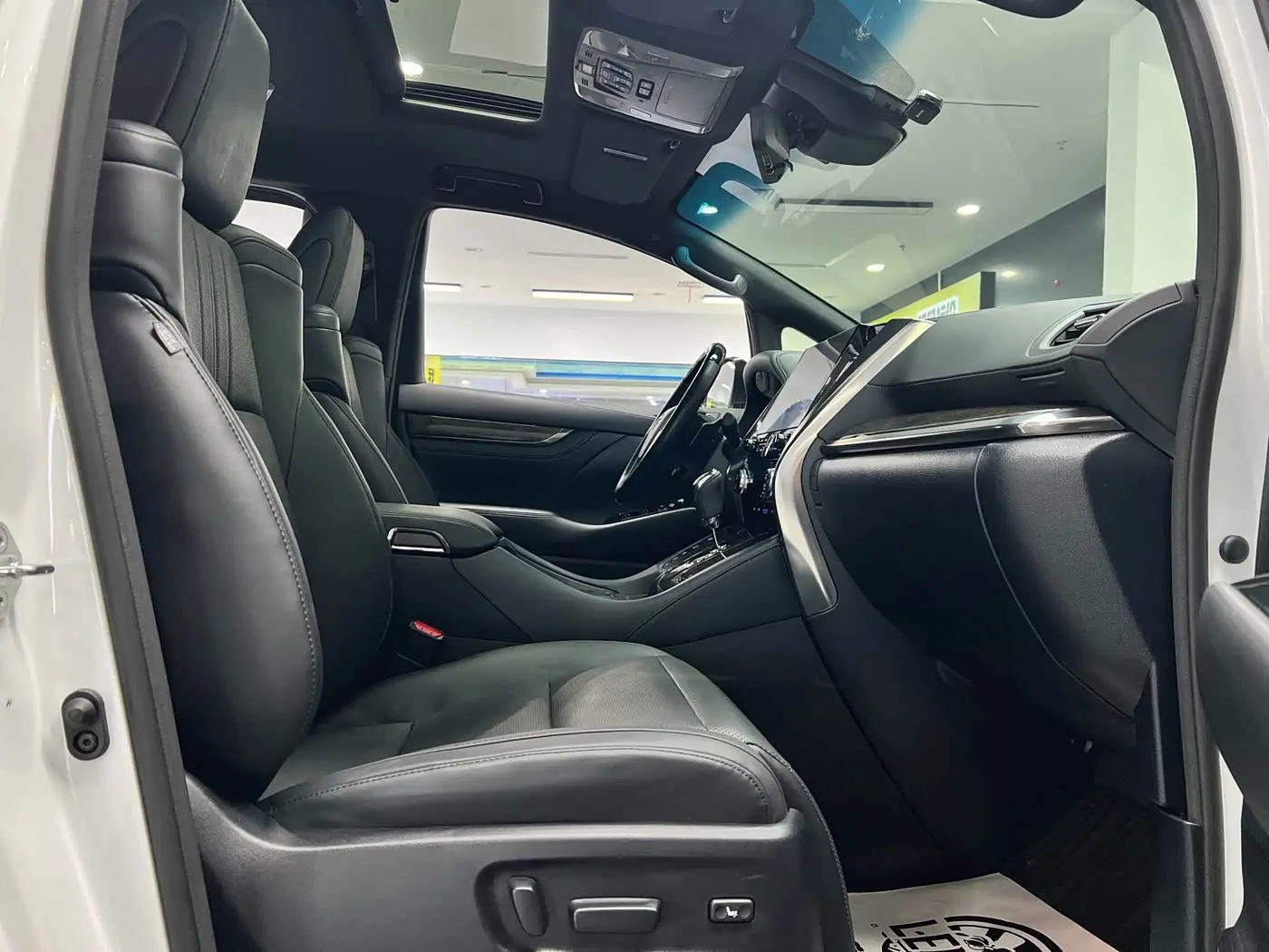Toyota Alphard 2022 — Photo 17/20