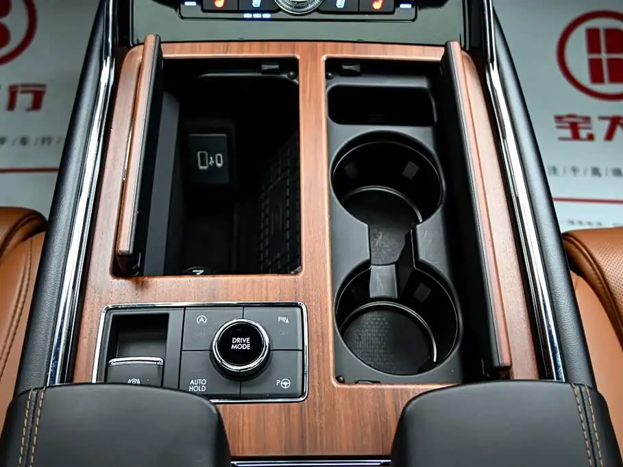 Lincoln Navigator 2020 — Photo 18/20