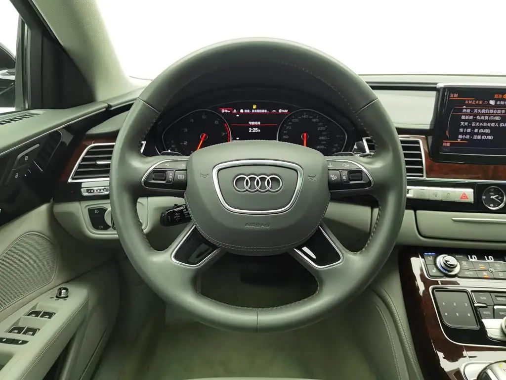 Audi A8 2013 — Photo 11/20