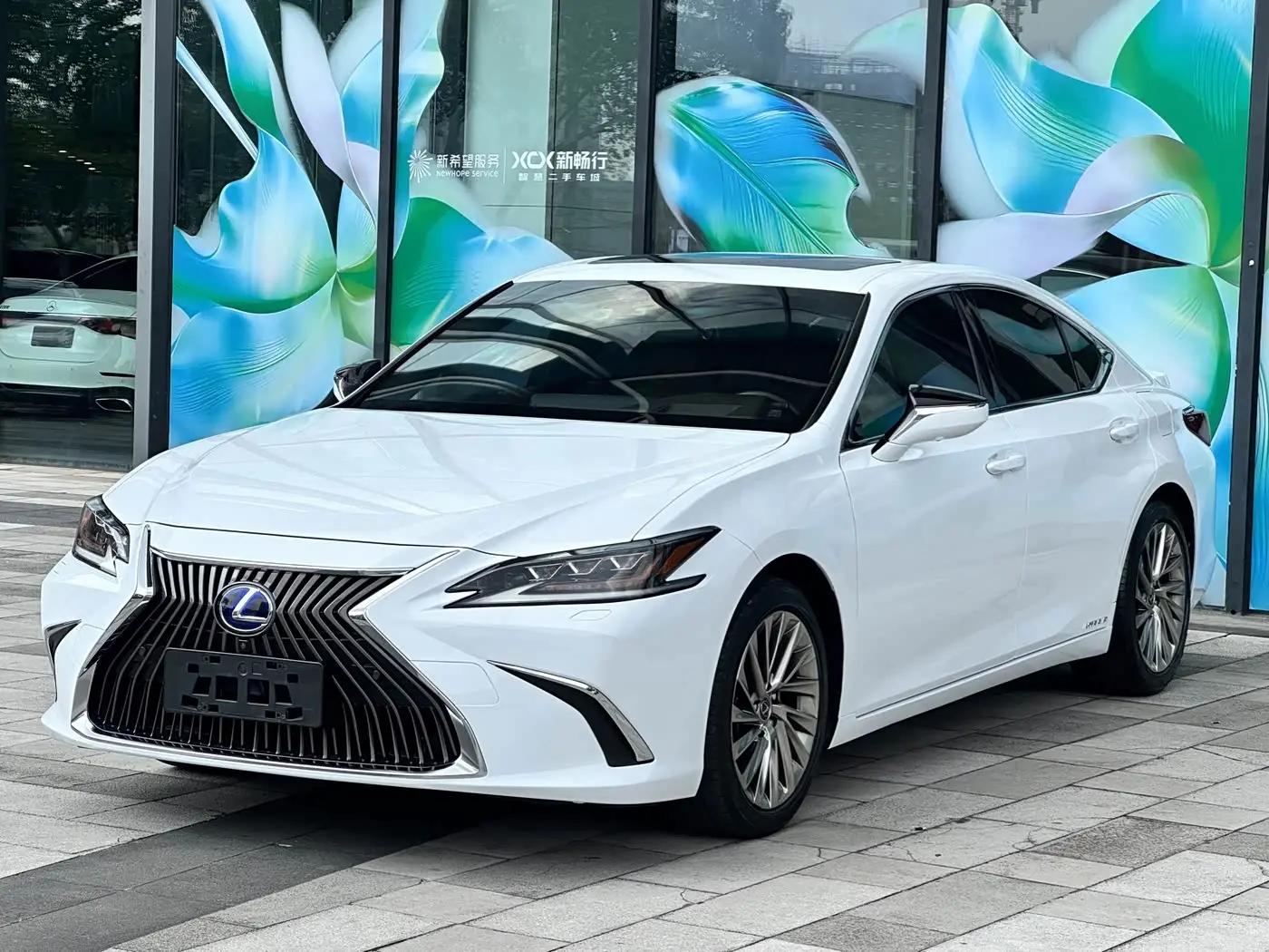 Lexus ES 2019 — Photo 1/20