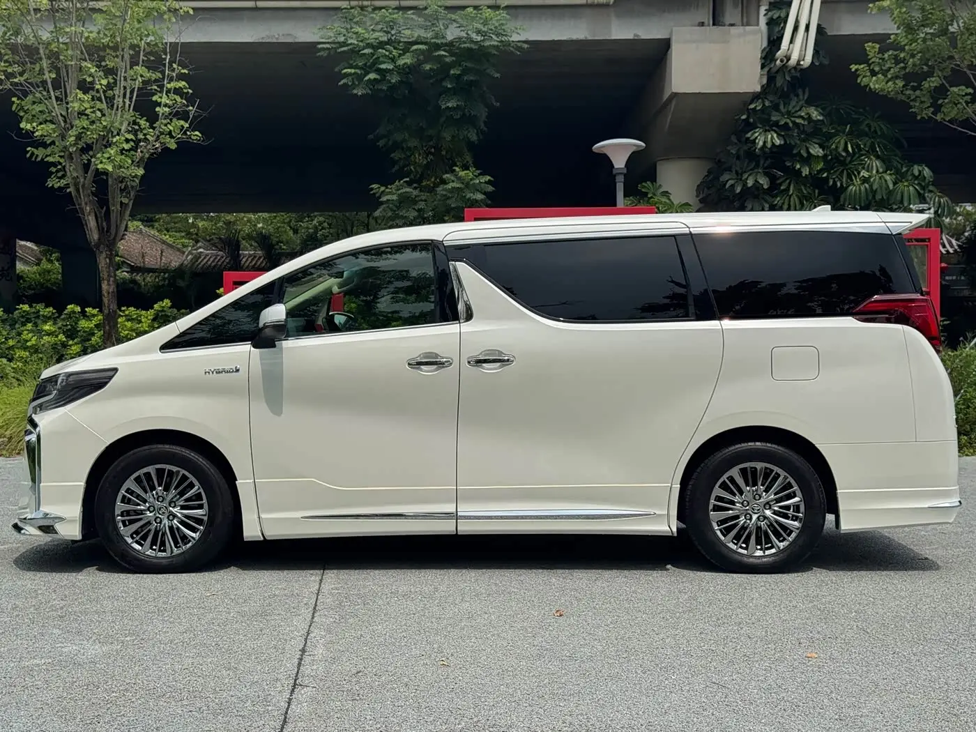 Toyota Alphard 2020 — Photo 7/18