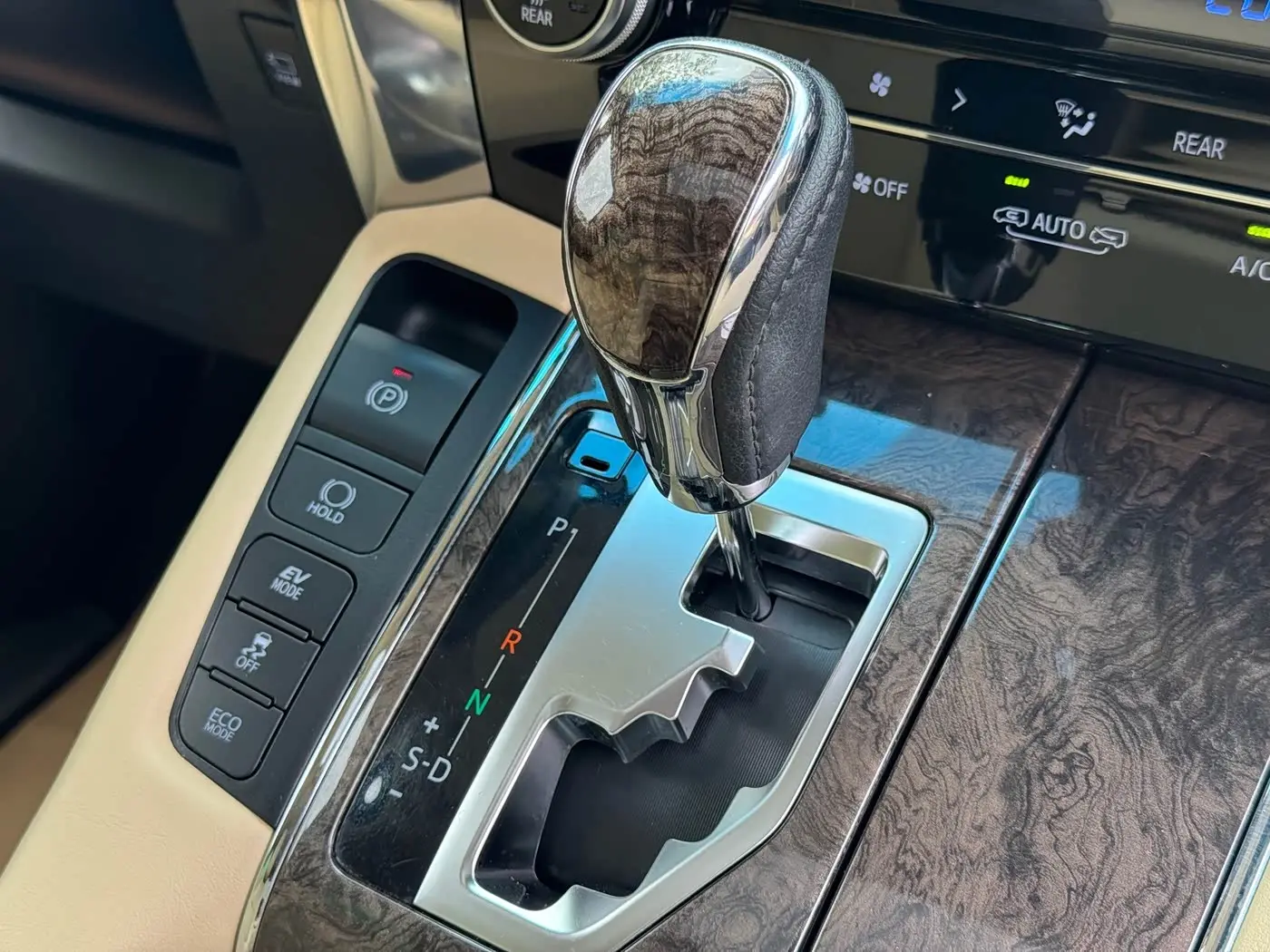 Toyota Alphard 2020 — Photo 13/18