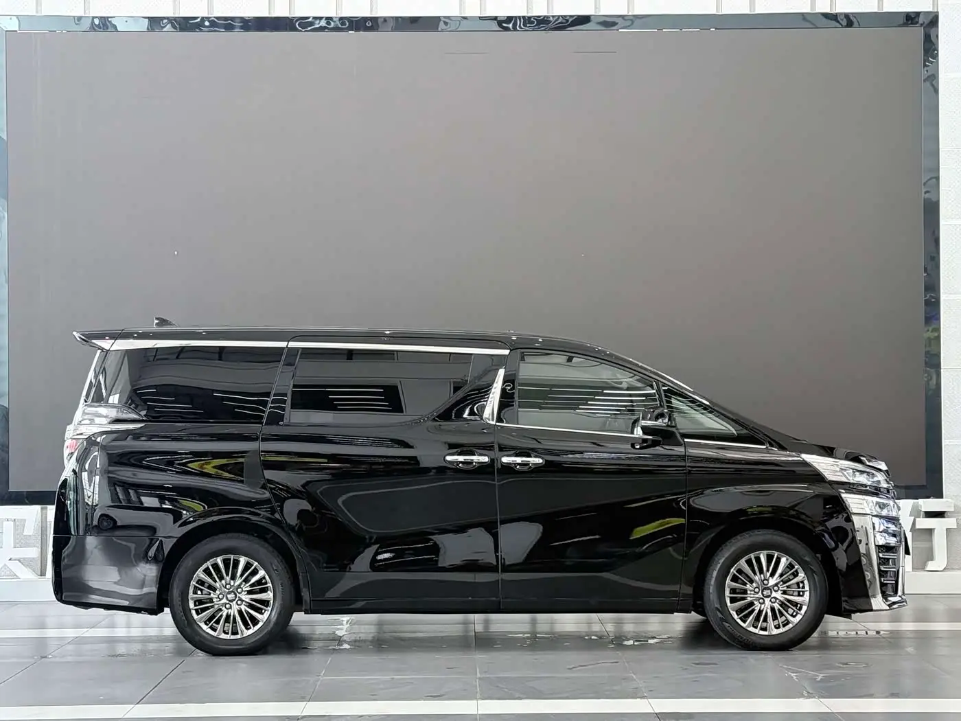 Toyota Vellfire 2022 — Photo 3/20