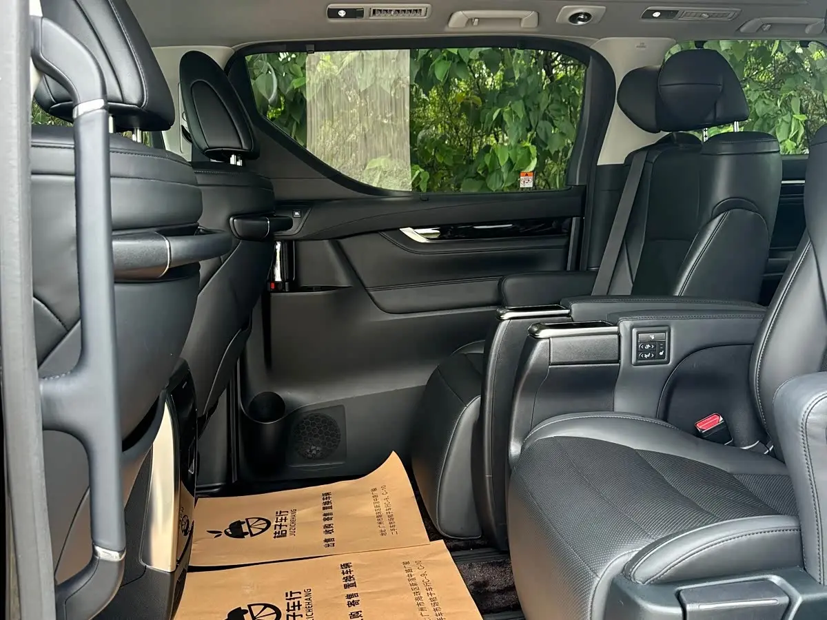 Toyota Vellfire 2023 — Photo 14/19