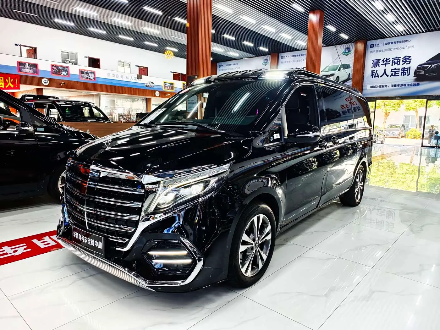 Mercedes-Benz V-Class 2020 — Photo 1/19