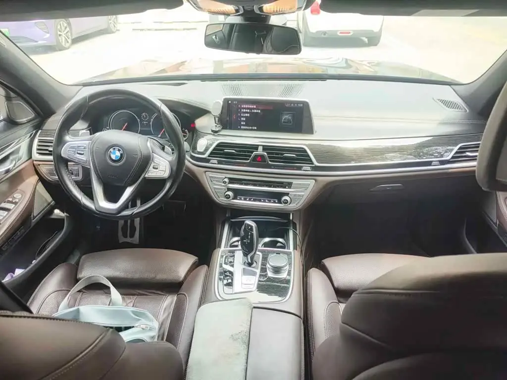 BMW 7 Series 2018 — Photo 12/13