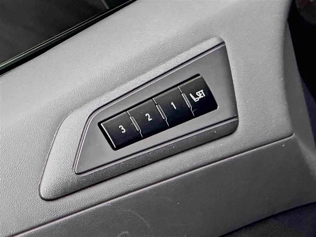 Lexus LM 2021 — Photo 6/16