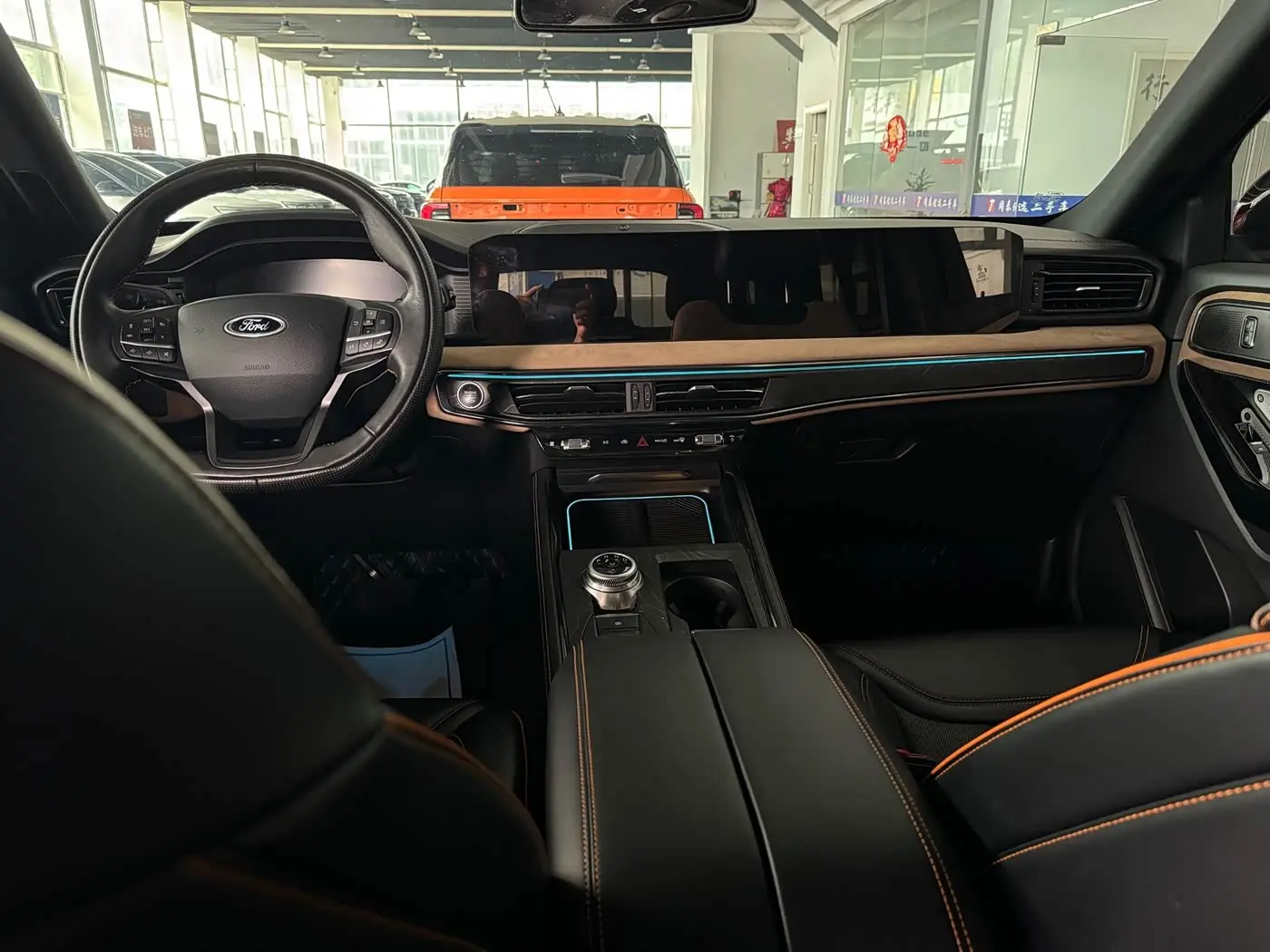 Ford Explorer 2023 — Photo 13/19